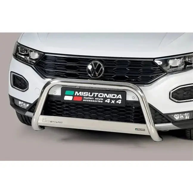 Frontbøyle Vw T-Roc 17- i sølvfarget rustfritt stål montert foran på hvit SUV, sett forfra.