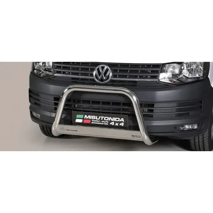 Frontbøyle Vw T6 15-18 i blankt metall montert på mørk bil, sett forfra med synlig logo.