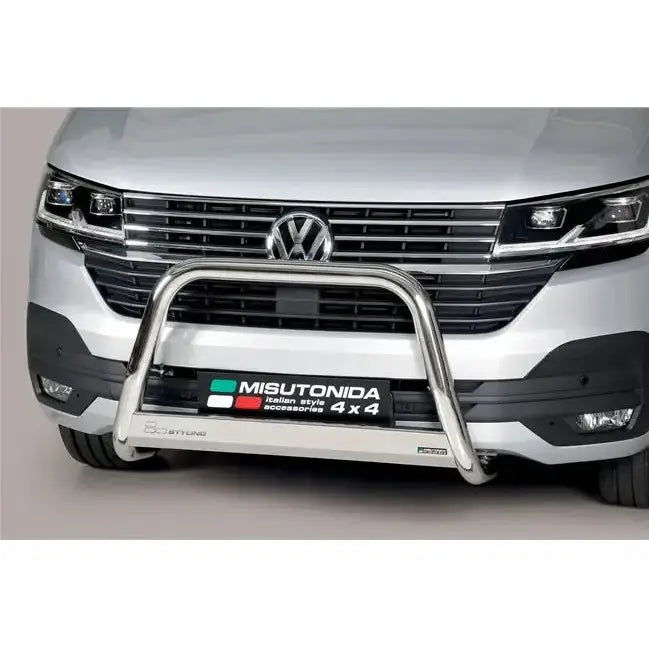 Frontbøyle Vw T6 19- EC godkjent medium bar montert foran på hvit bil, sett rett forfra.