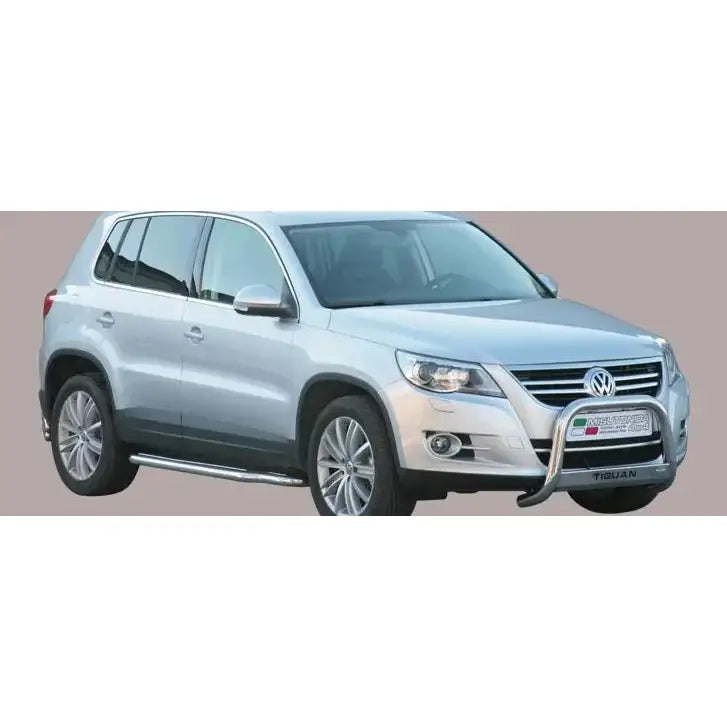 Frontbøyle Vw Tiguan 08-11 montert på sølvfarget SUV med krom kufanger og stigtrinn, sett forfra.