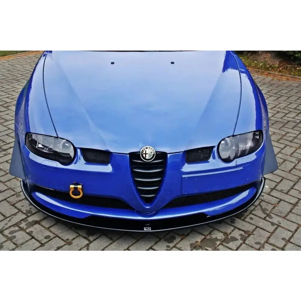 Frontleppe på blå Alfa Romeo 147 Gta med markant grill, gule slepekrok og brede skjermer.