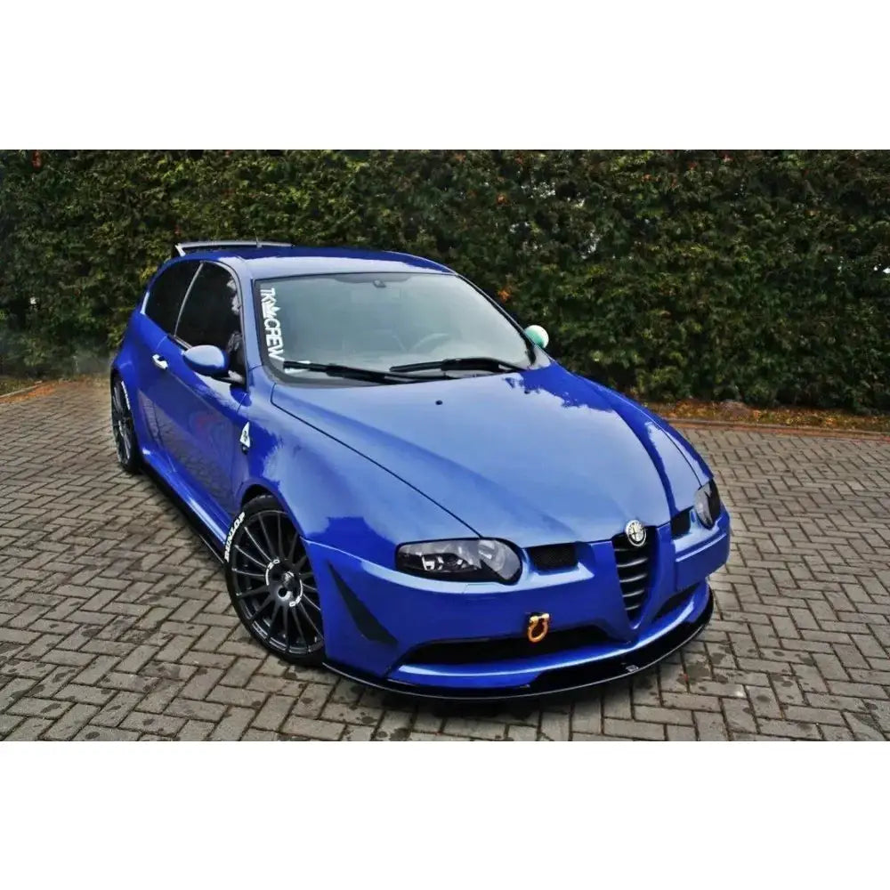 Front splitter på blå Alfa Romeo 147 Gta med svarte felger og lav frontspoiler sett forfra.
