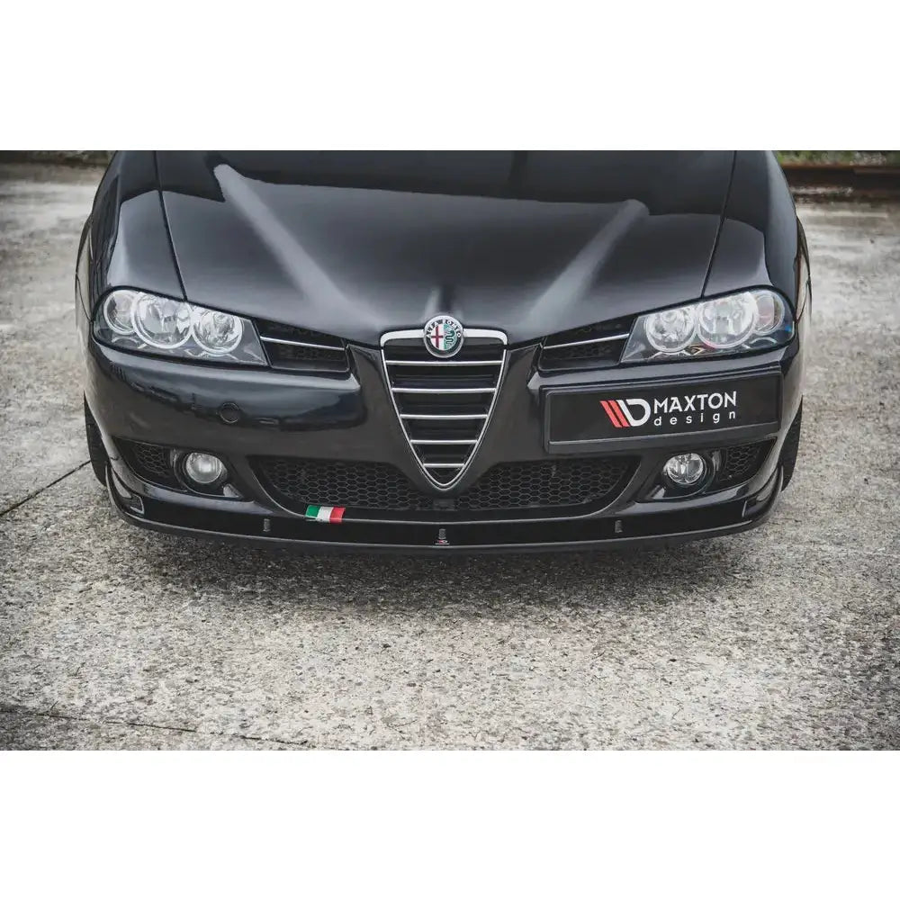Front splitter på Alfa Romeo 156 Facelift, svart front med grill, lykter og italiensk flaggdetalj.