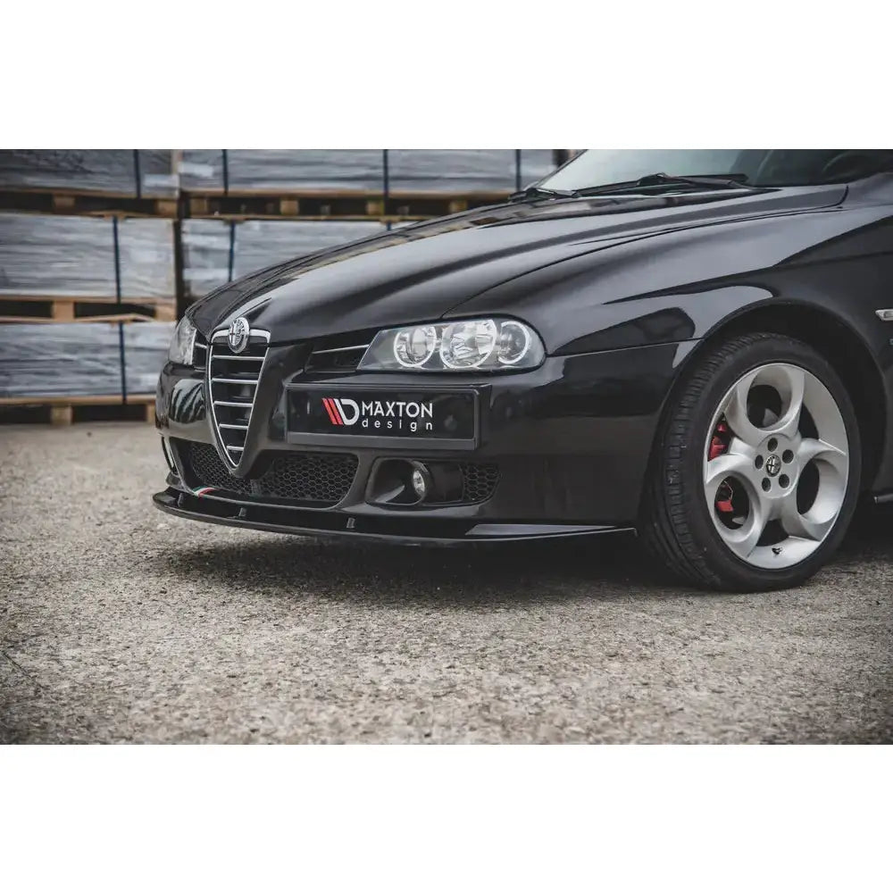 Front lip på Alfa Romeo 156 Facelift med sort frontsplitter, sølvfelger og detaljerte frontlys.
