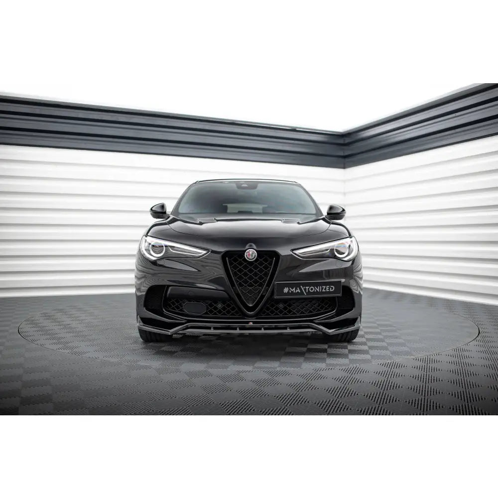 Front splitter på Alfa Romeo Stelvio Quadrifoglio Mk1 sett forfra med LED-lykter og trekantet grill.