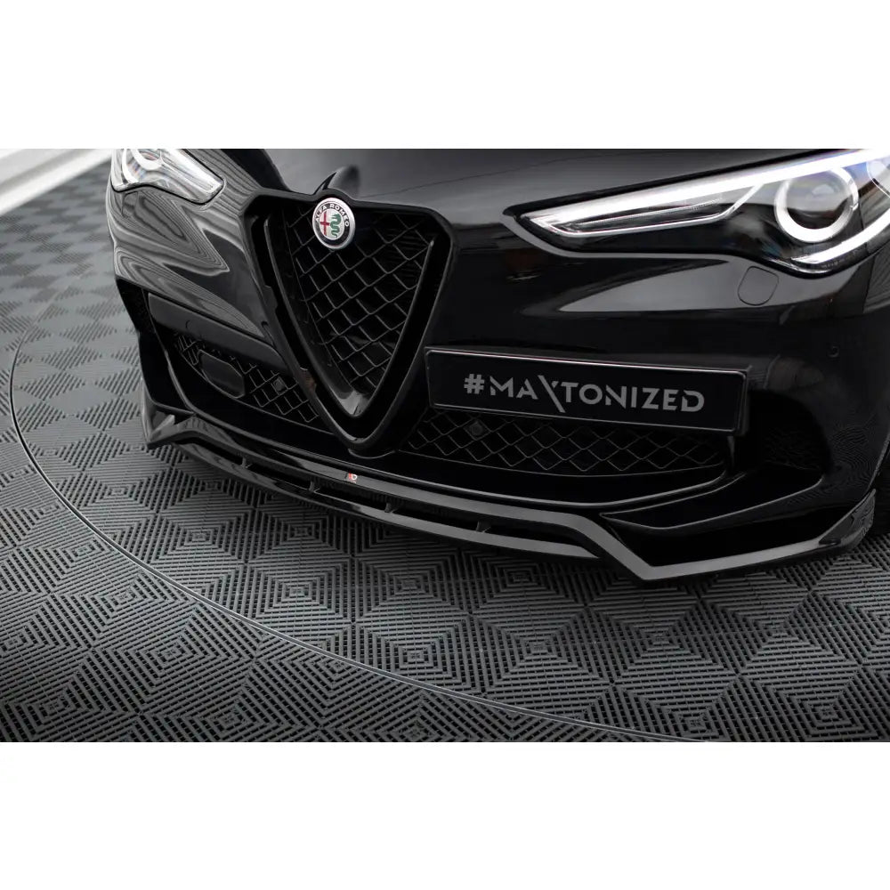 Front lip på Alfa Romeo Stelvio Quadrifoglio Mk1 med sort og sølv spoiler og markert grill.