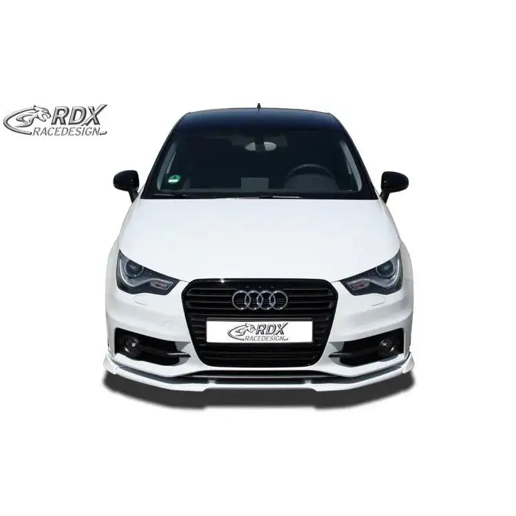 Spoiler til Audi A1 8X/8XA 11-15 Sportback S-Line montert foran på hvit bil, sett rett forfra.