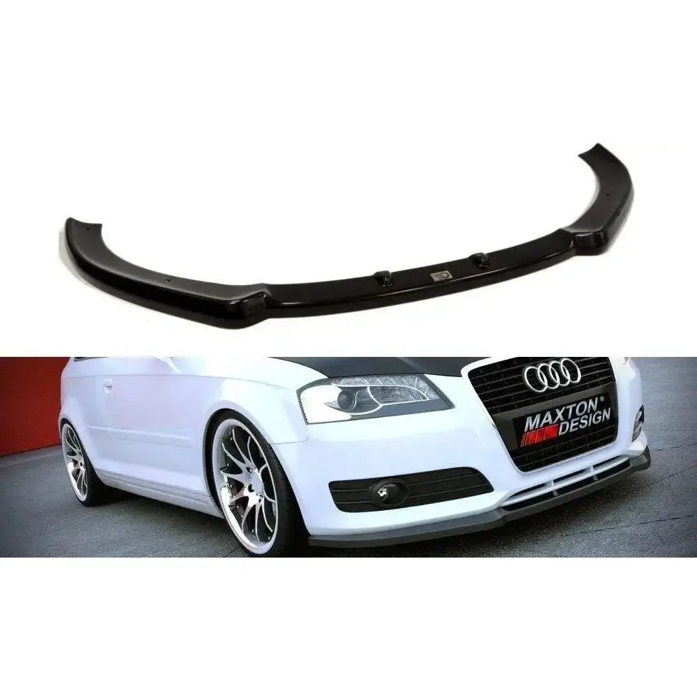 Frontspoiler til Audi A3 8P facelift, sort plast vist montert på hvit bil med sportslige felger.