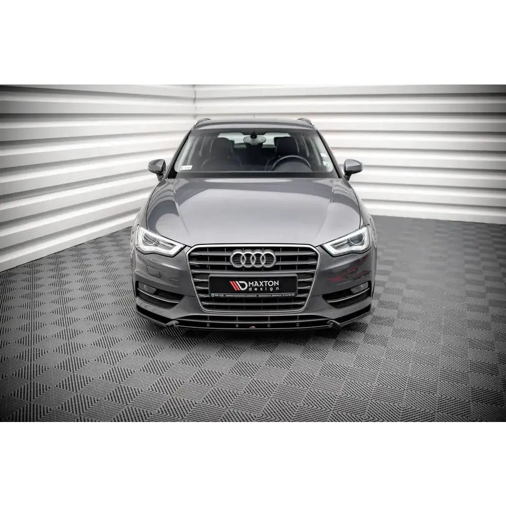 Frontspoiler på Audi A3 Sportback 8V 13-16 sett forfra med kromdetaljer og tydelige frontlykter.