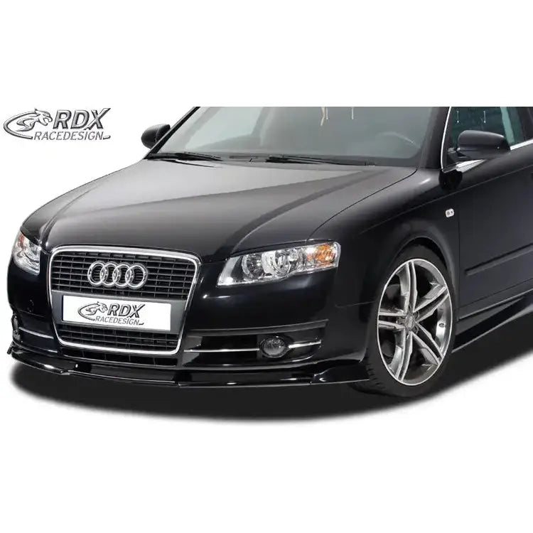 Spoiler Audi A4 8E B7 montert på sort bil med sportslig frontfanger og aluminiumsfelger.