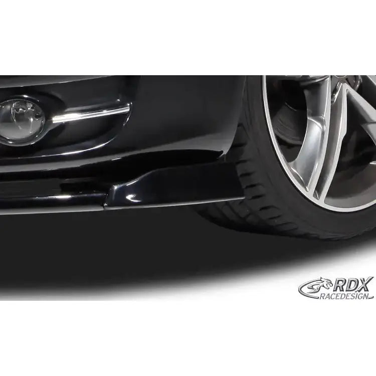 Front splitter til Audi A4 8E B7, sort frontspoiler med synlig aluminiumsfelg og lavprofildekk.