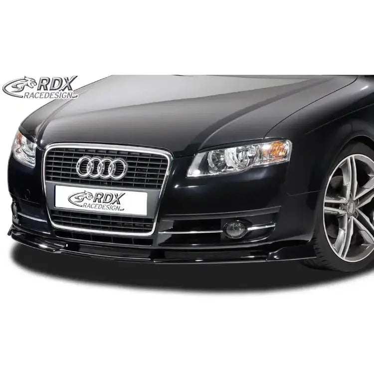 Front lip på Audi A4 8E B7 04-08 i sort, blankt materiale sett skrått forfra under støtfangeren.