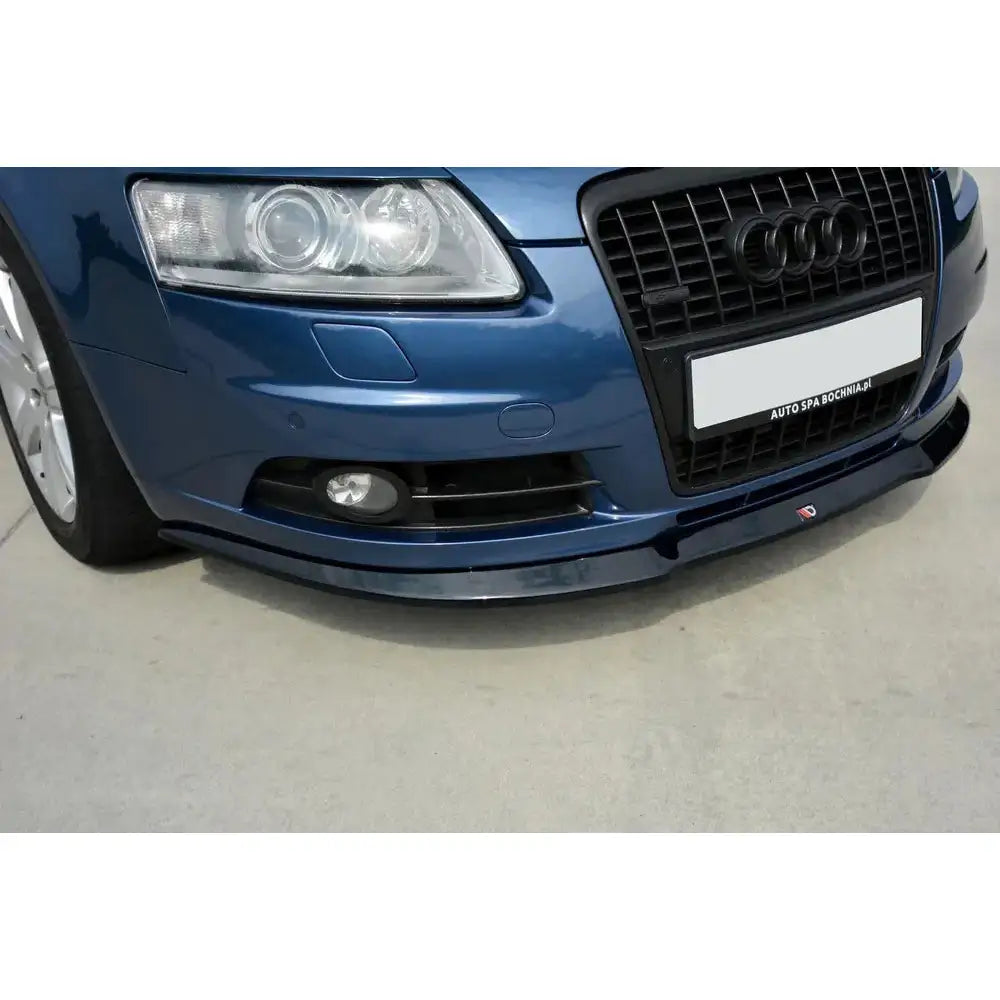 Front splitter for Audi A6 C6 S-Line montert under støtfanger på blå bil, nærbilde mot asfalt.