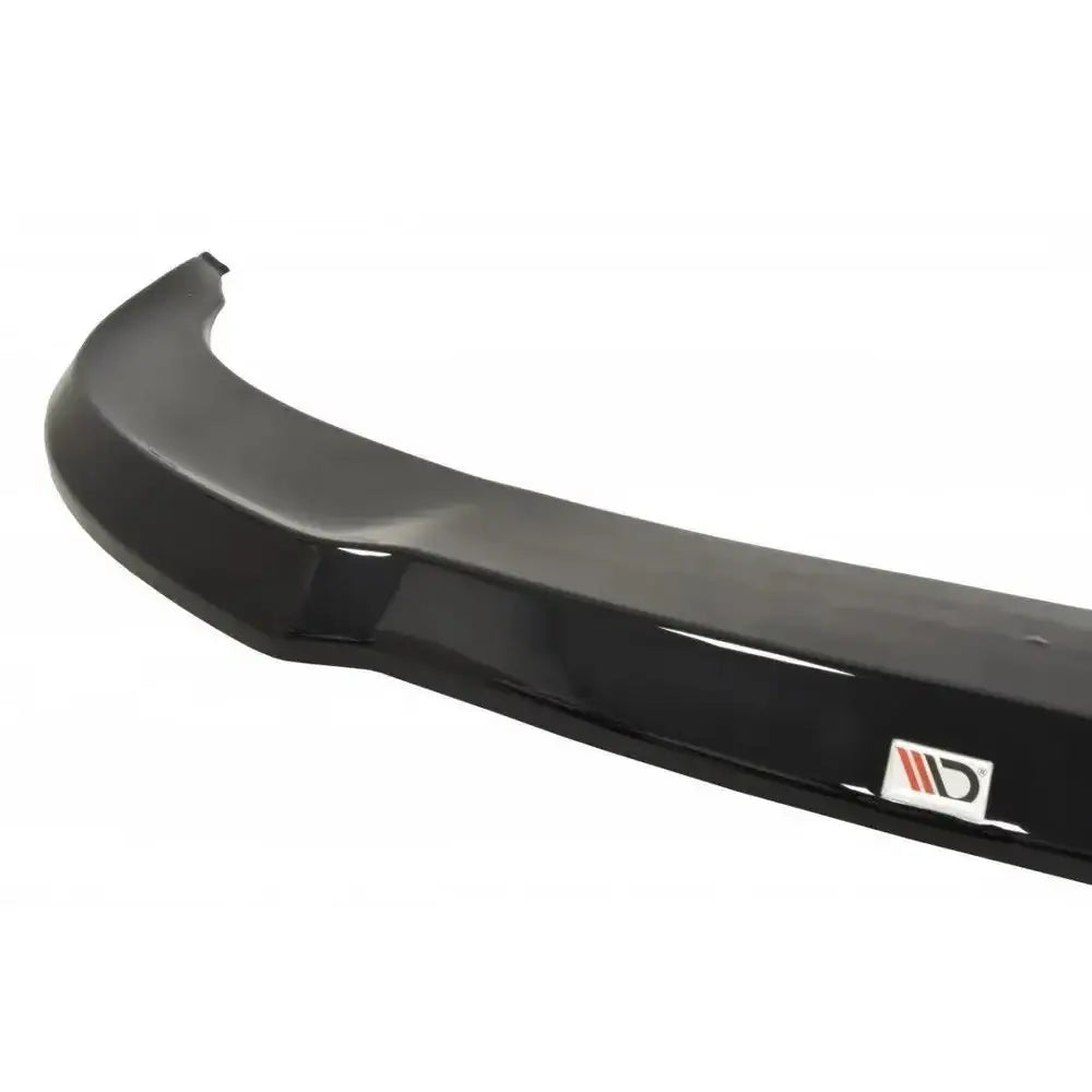 Spoiler til Audi A6 C6 S-Line, sort og blank med logoetikett, sett skrått mot hvit bakgrunn.