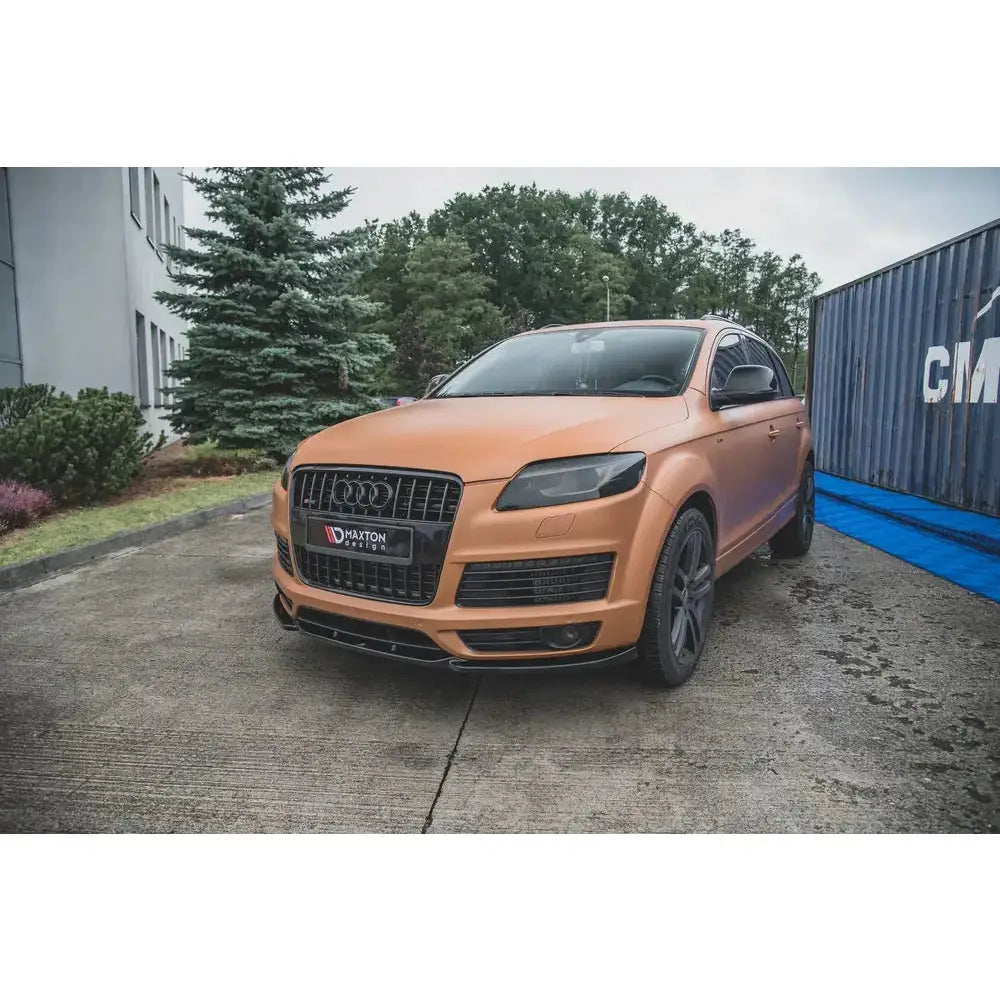 Front lip Audi Q7 S-Line Mk.1 på oransje SUV med matt finish, mørke felger og sort grill.