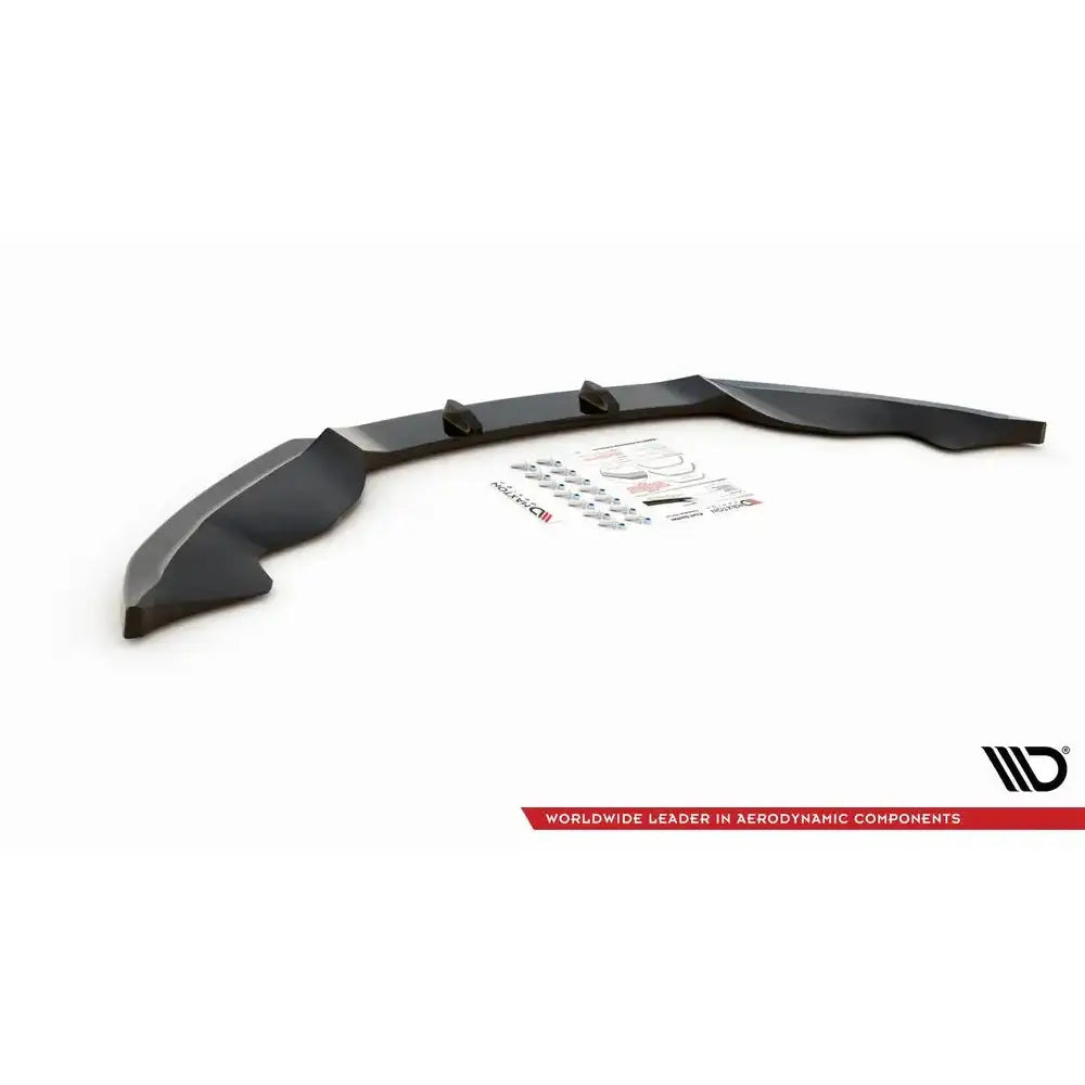 Frontspoiler Audi Q7 S-Line Mk.1 sett skrått ovenfra med monteringsutstyr og klistremerker på hvit bakgrunn.