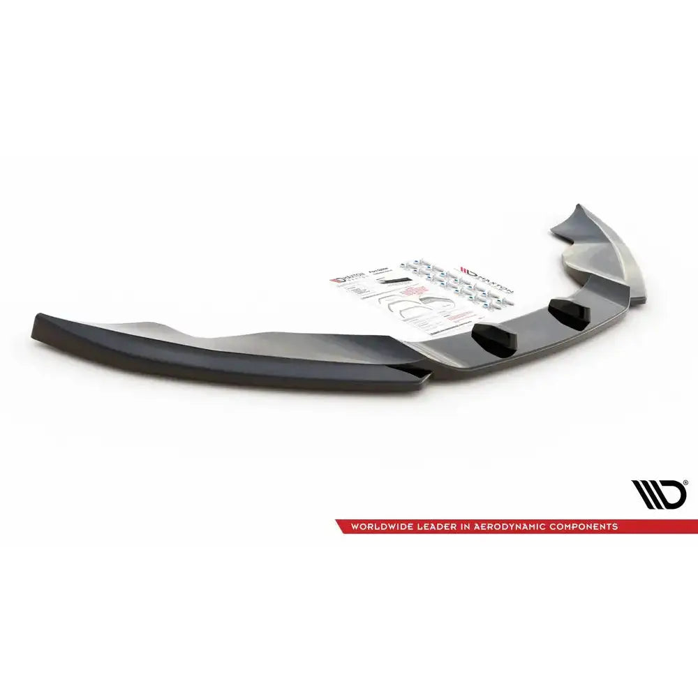 Frontleppe Audi Q7 S-Line Mk.1 sort plast, skrått forfra med monteringssett og instruksjoner bak.