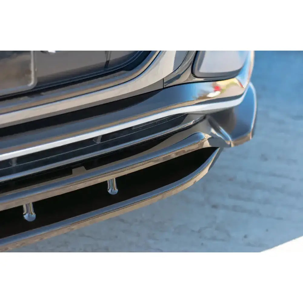 Spoiler Audi Q8 S-Line i blank sort med detaljerte linjer og synlige festepunkter under støtfangeren.