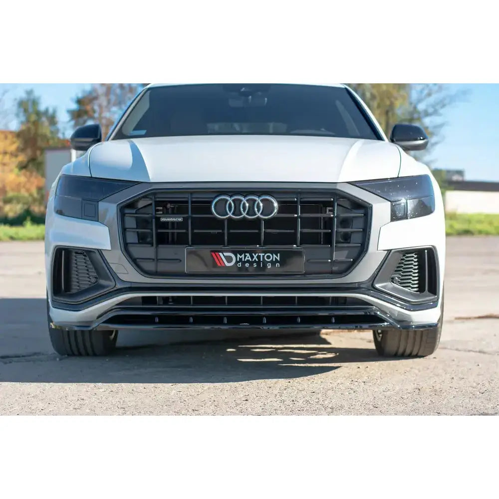 Front lip på Audi Q8 S-Line, hvit bil forfra med sort grill og Maxton Design-logo på skiltet.