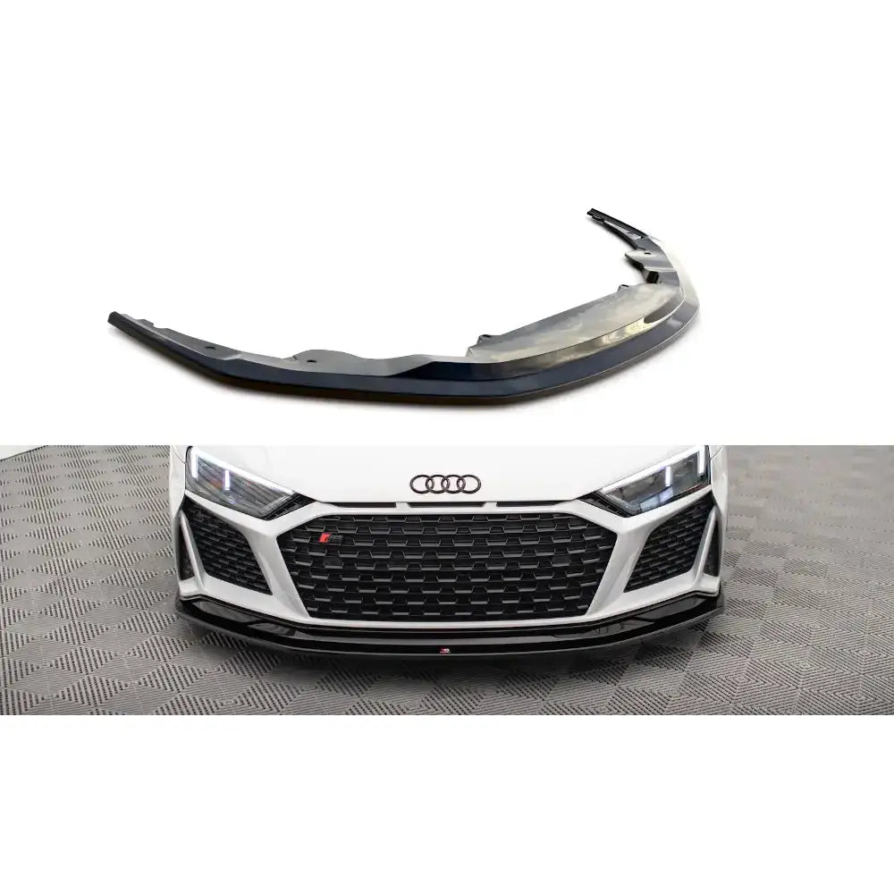 Frontleppe Audi R8 18-23 Mk2 Facelift V.2 montert på hvit bil, sett skrått forfra.