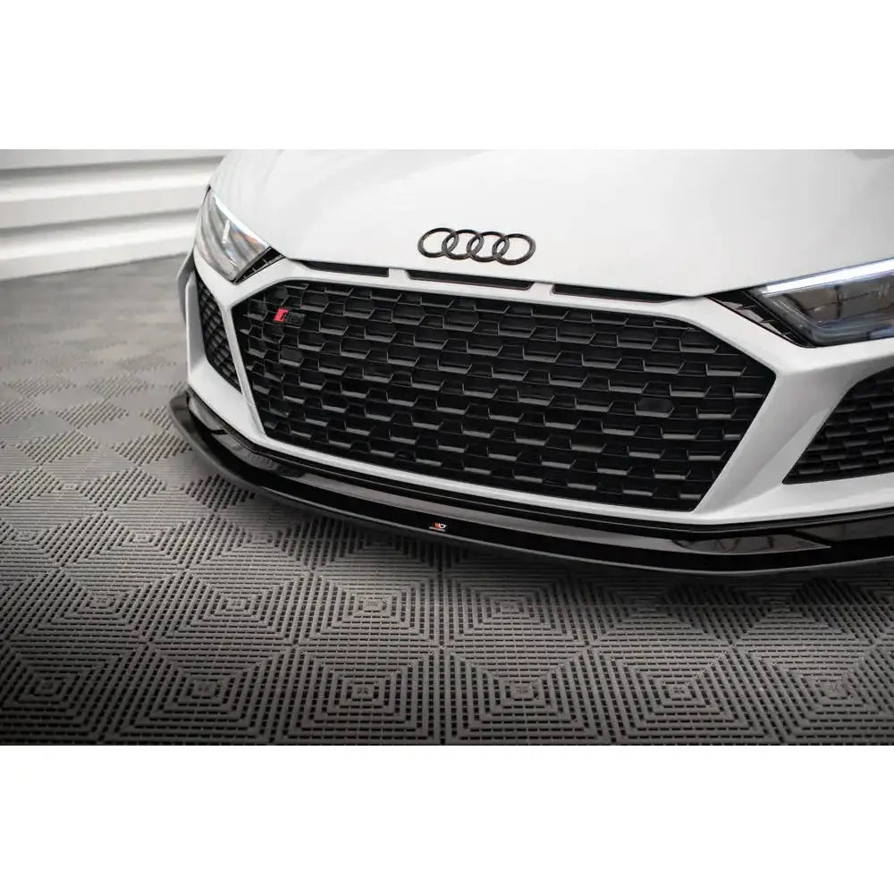Spoiler Audi R8 18-23 Mk2 Facelift V.2 i blank svart sett forfra med nærbilde av front og grill.