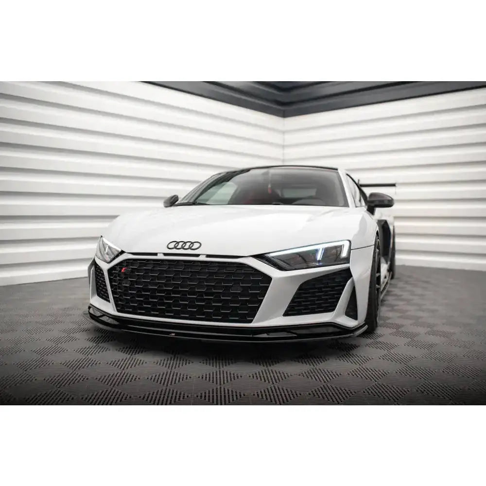 Front splitter på Audi R8 18-23 Mk2 Facelift, hvit bil med sort grill og LED-frontlykter i lyst rom.