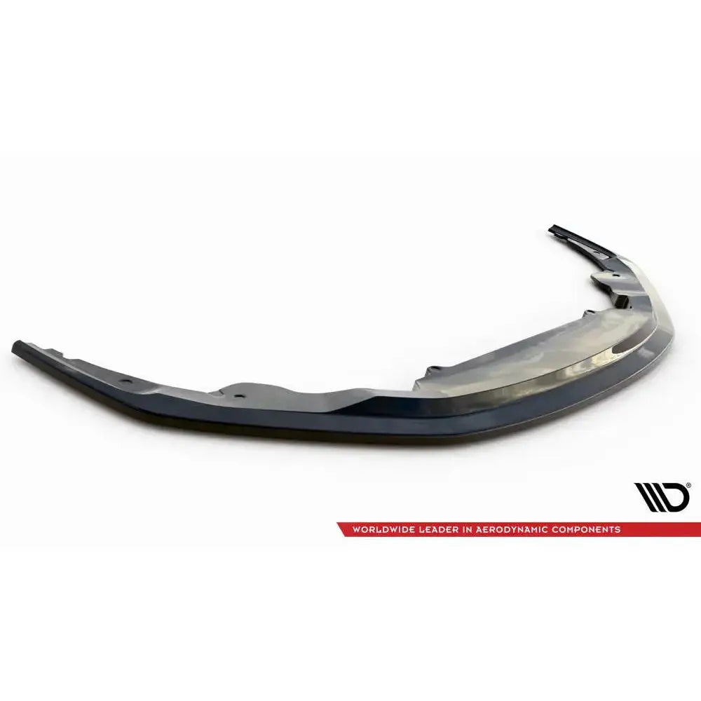 Front lip Audi R8 18-23 Mk2 Facelift V.2 i svart plast med blank finish, sett skrått ovenfra.