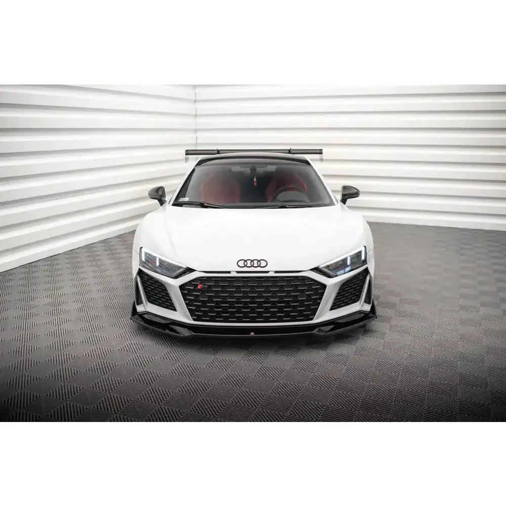 Frontspoiler Audi R8 Mk2 Facelift V.3 sett forfra på hvit sportsbil med sorte detaljer og store frontlykter.