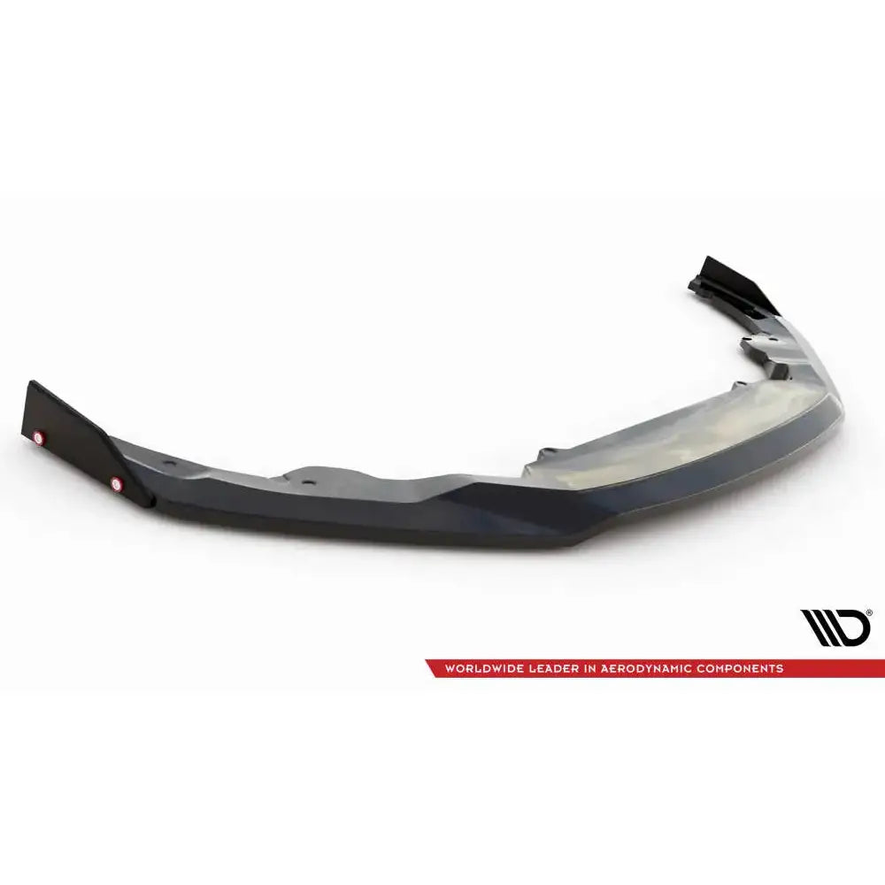 Front lip Audi R8 18-23 Mk2 Facelift V.3 i sort plast med røde bolter, skrått ovenfra mot hvit bakgrunn.