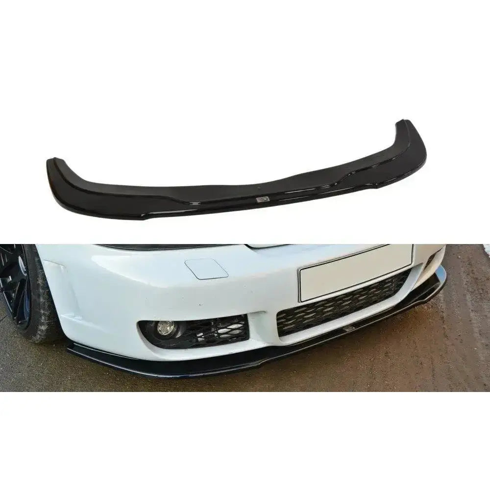 Frontspoiler Audi RS4 B5 i sort blank plast, vist separat og montert på hvit bil med presis passform.