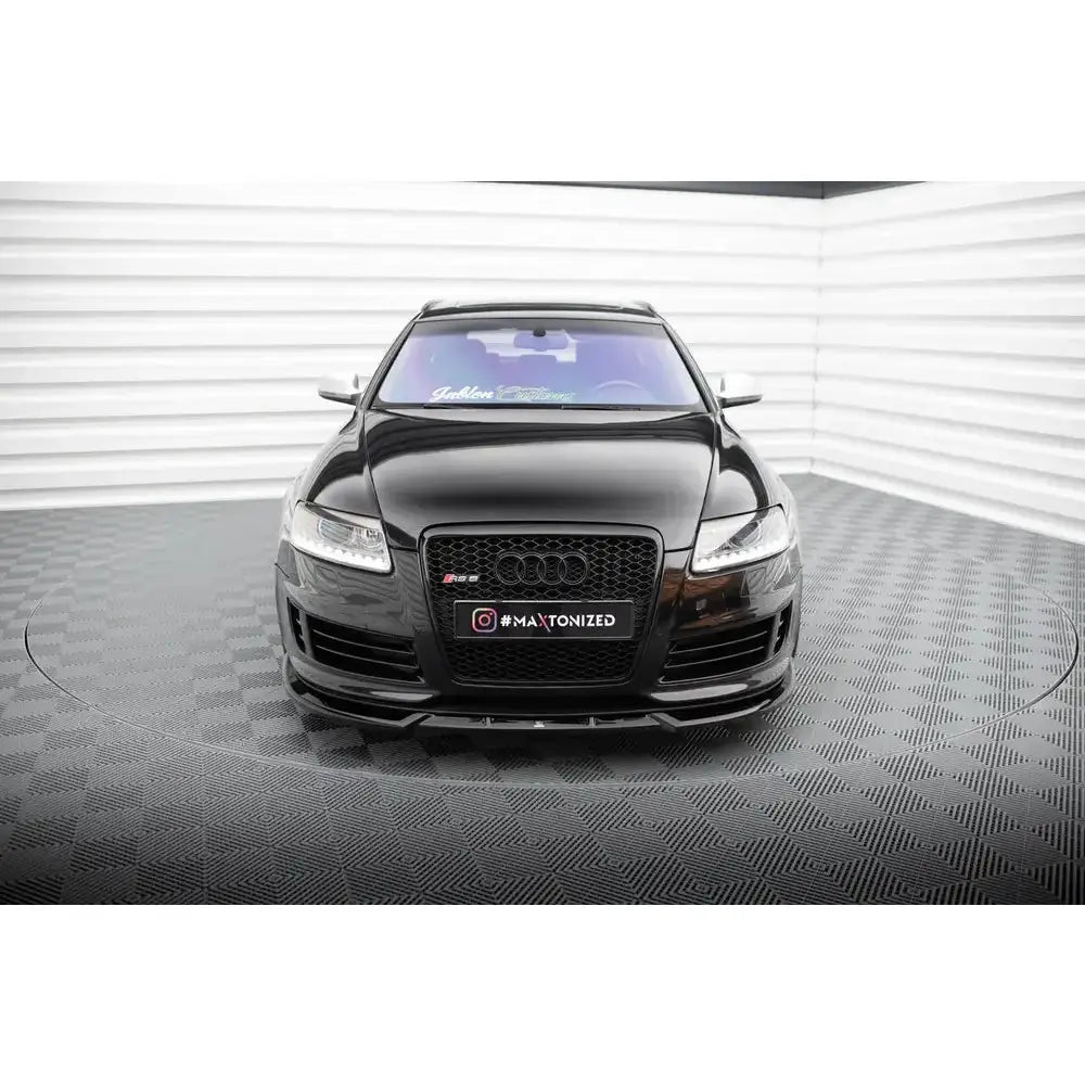 Frontleppe på Audi RS6 C6 V2, sort bil forfra med sportslig frontfanger og sotede frontlykter.