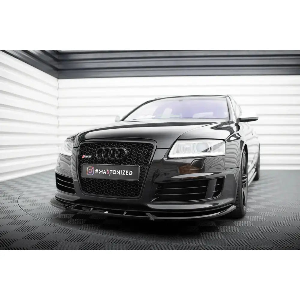 Front splitter på Audi RS6 C6 V2 sett fra lav frontvinkel med sort grill og detaljerte frontlykter.