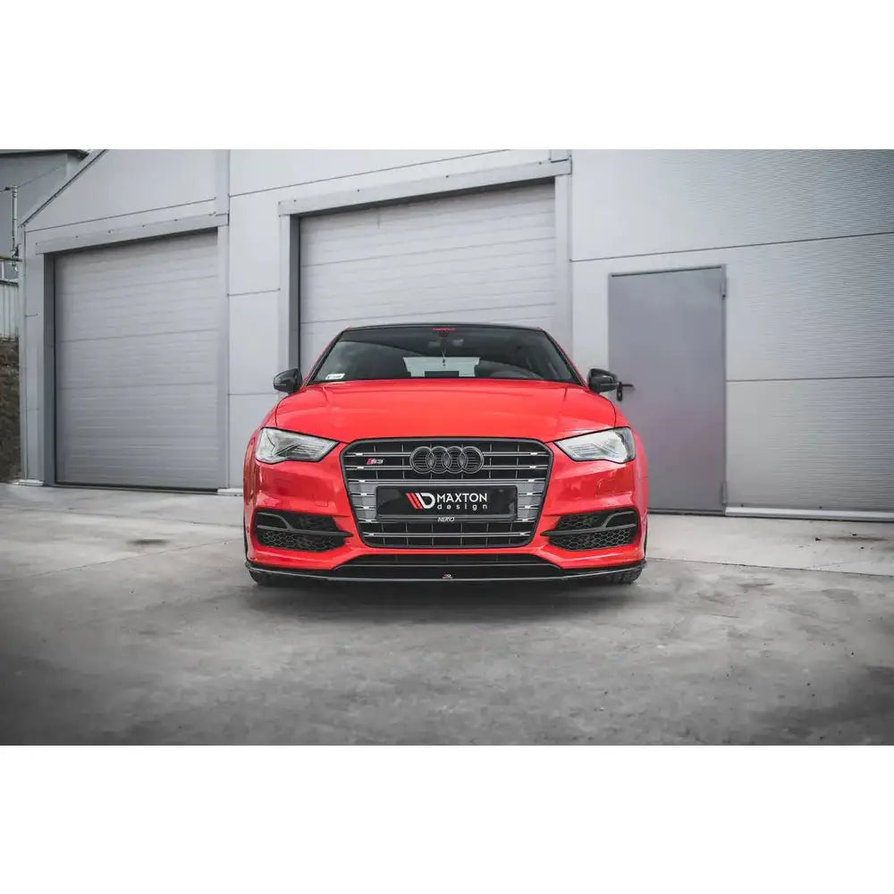 Frontleppe på Audi S3 8V med svart spoiler foran lysegrå garasjeport.