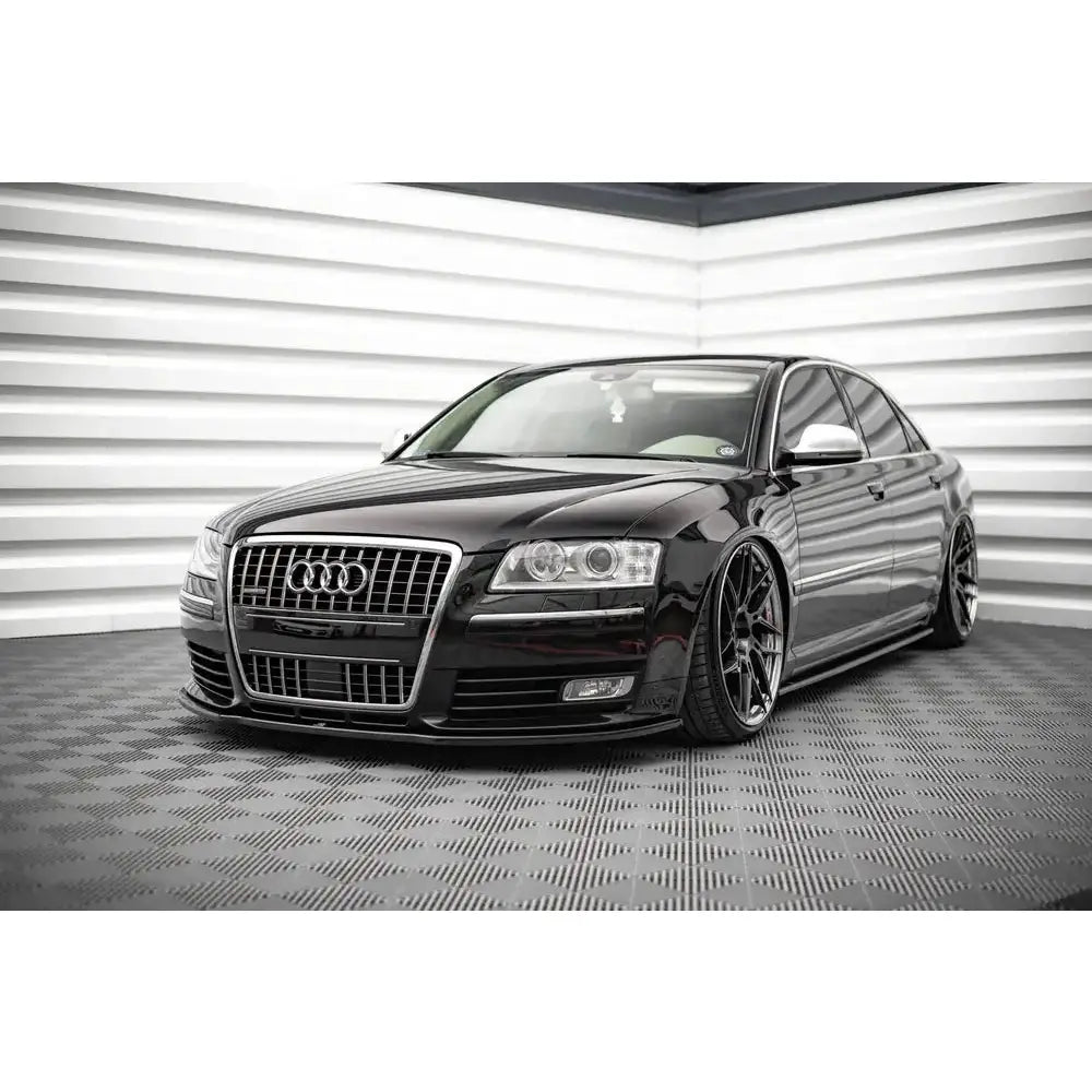 Frontleppe på Audi S8 D3 06-10 med store felger og senket understell i lyst rom.