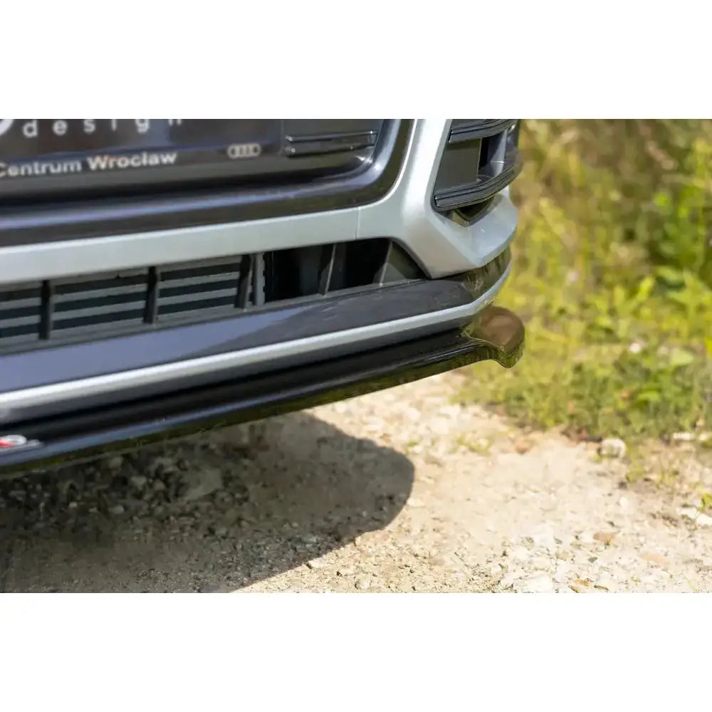 Front splitter Audi SQ5/Q5 S-Line MkII i svart og sølv, nærbilde fra siden mot grusvei og gress.