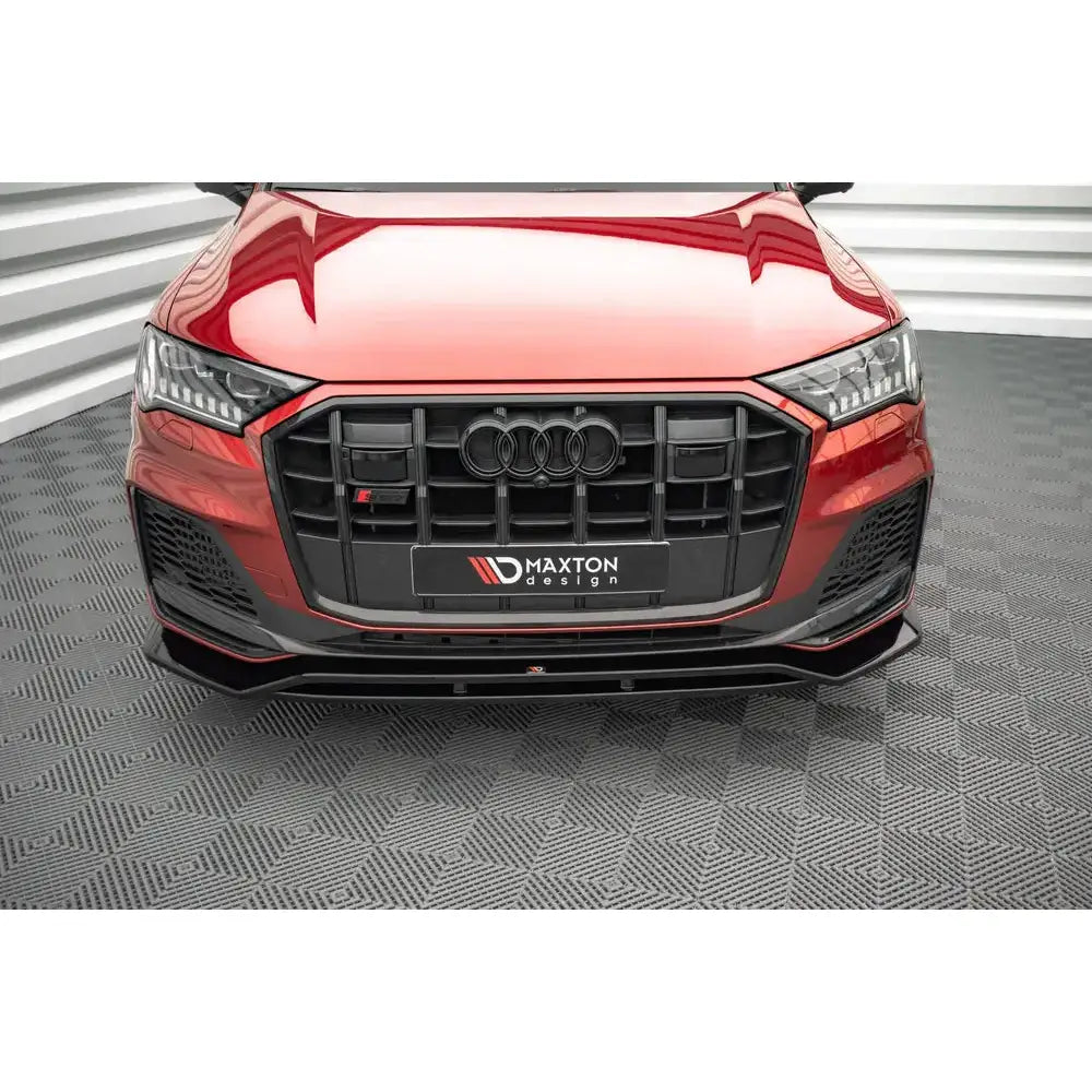 Frontspoiler til Audi SQ7/Q7 S-Line Mk2 med sort Maxton-design montert under grillen.