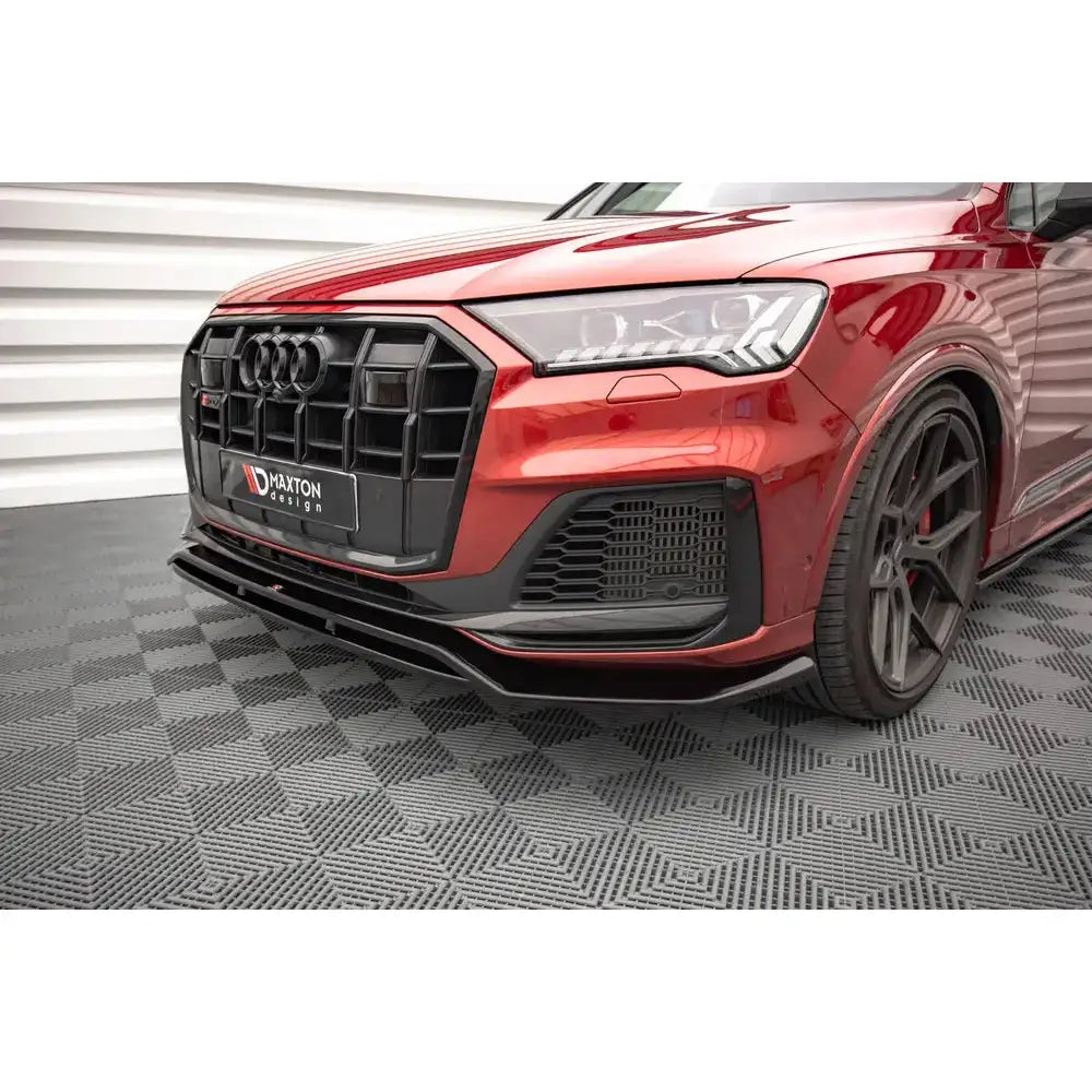 Spoiler Audi SQ7/Q7 S-Line Mk2 med sort frontsplitter, markante luftinntak og sportslige felger.