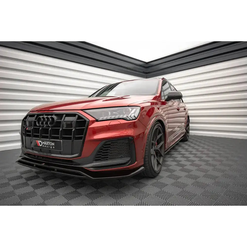 Front splitter på Audi SQ7 S-Line Mk2, rød SUV med sort grill og felger, innendørs miljø.