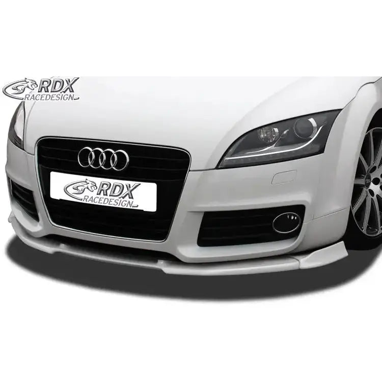 Front splitter for Audi TT 8J S-Line, hvit bil med lav spoiler og sorte detaljer foran.