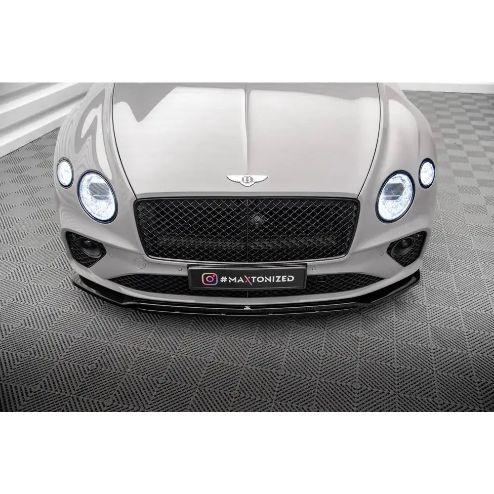 Front splitter på Bentley Continental GT Mk3 med sorte detaljer og runde LED-frontlykter, sett forfra og ovenfra.