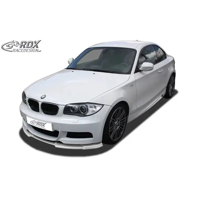 Frontleppe på BMW 1 E82/E88 07-11 M-Tech med senket front og aluminiumsfelger mot hvit bakgrunn.