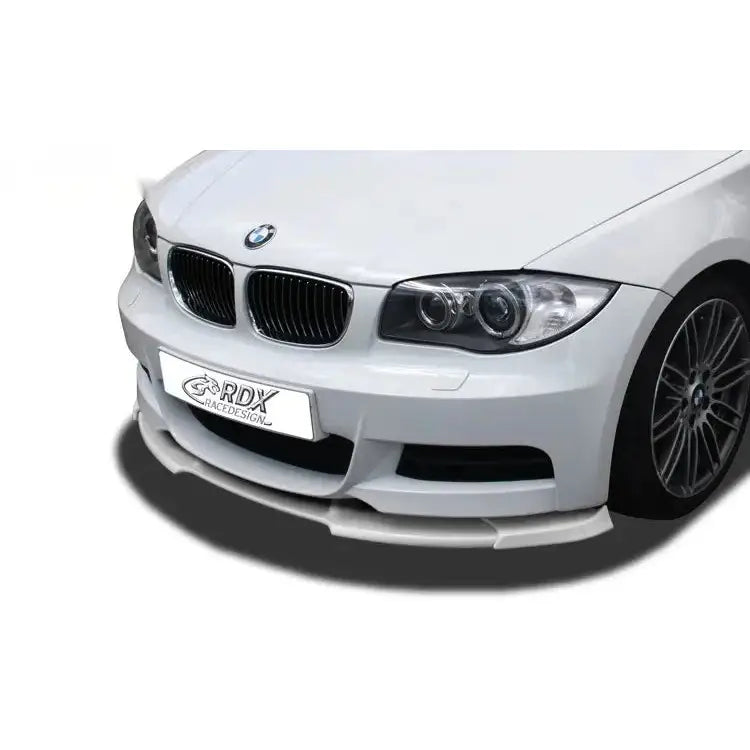 Frontspoiler til BMW 1 E82/E88 07-11 M-Tech montert på hvit bil med sportslig grill og felger.