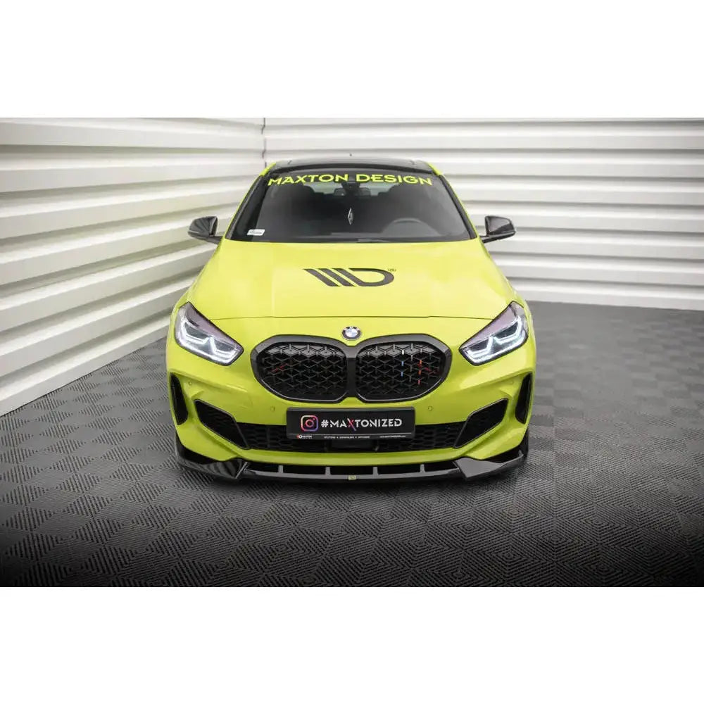 Frontspoiler på BMW 1 Serie F40 M-Pack vist forfra med svarte grilldetaljer og frontsplitter.