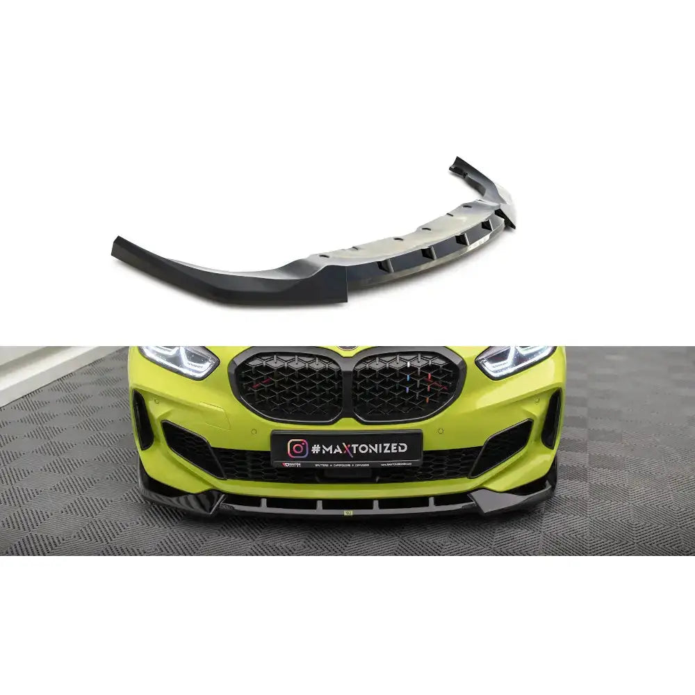 Frontleppe til BMW 1 Serie F40 M-Pack, sort plast med aerodynamiske detaljer, montert på grønn bil.