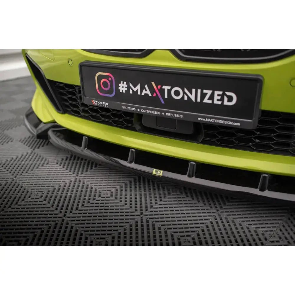 Front splitter på BMW 1 Serie F40 M-Pack, svart og gul, montert på limegrønn bil med sportslig design.