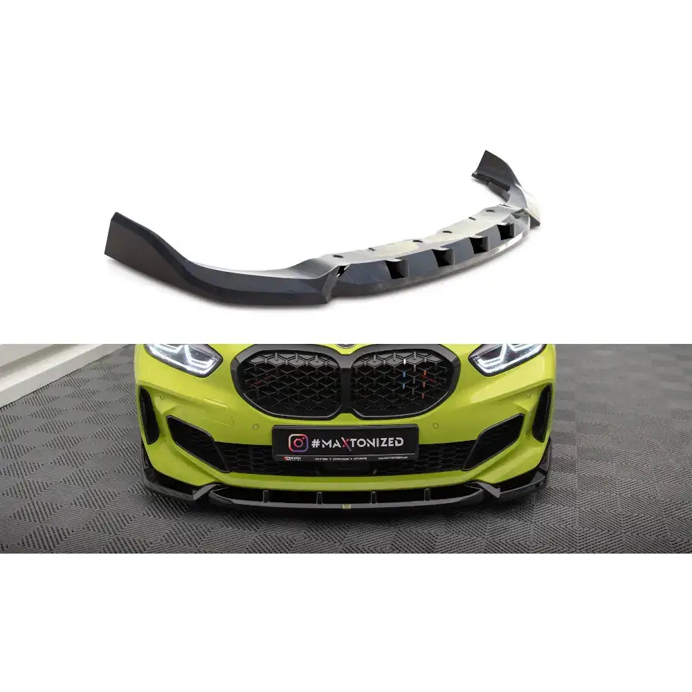 Frontleppe til BMW 1 Serie F40 M-Pack V.7, sort plast, nærbilde og montert på gul bil.