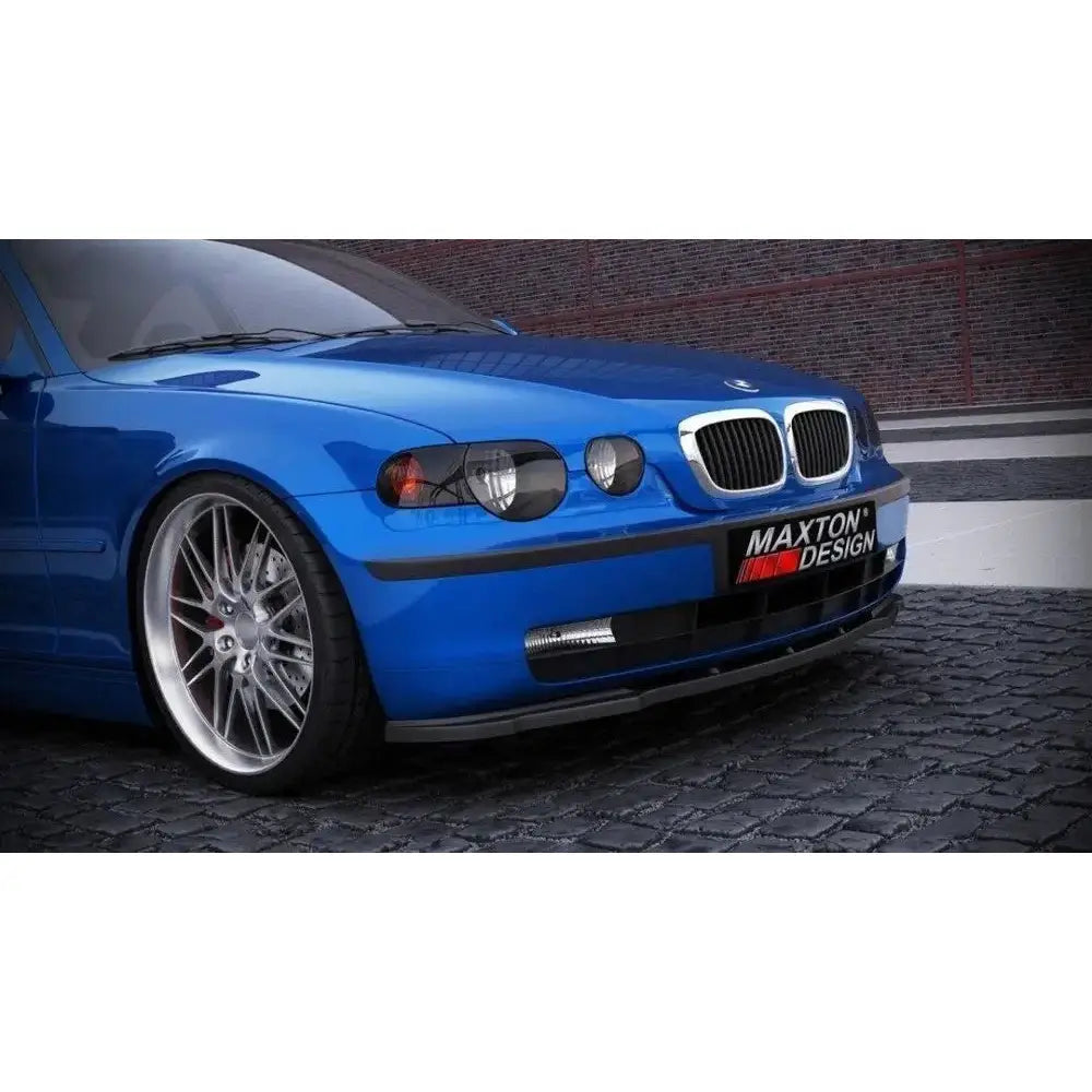 Frontleppe på BMW 3 E46 Compact med sort splitter, sølvfelger og Maxton Design-logo på skiltet.