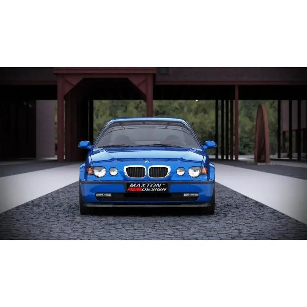 Spoiler til BMW 3 E46 Compact montert foran på blå bil med Maxton Design-logo på frontskiltet.