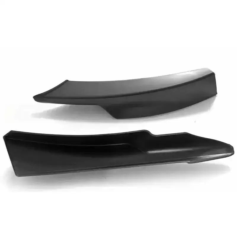 Spoiler til BMW 3 E90/E91 LCI 09-11 M-Tech, to svarte plastdeler med buet og kantete design.