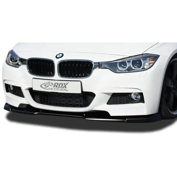 Frontspoiler til BMW 3 F30/F31 12-18 M-Technik montert på hvit bil med sort frontleppe.